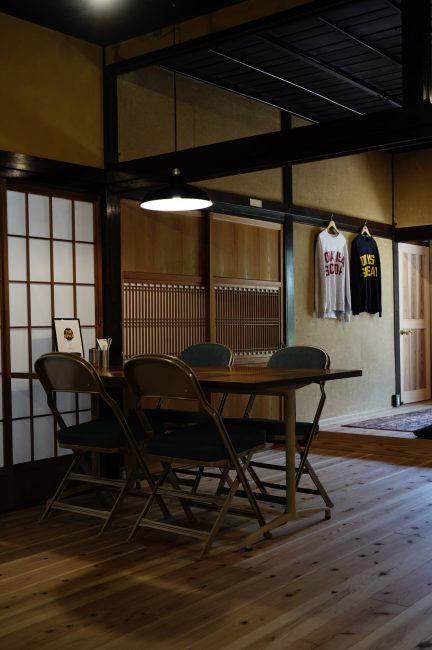 店内(テーブル席)