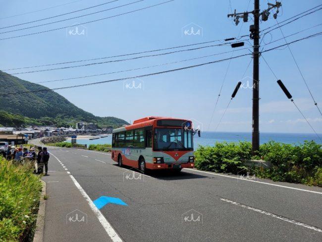Tankai bus running along the coastline